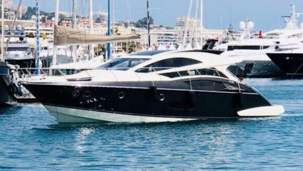 Barca disponibile per il noleggio con skipper a Theoule-sur-Mer vicino a Cannes